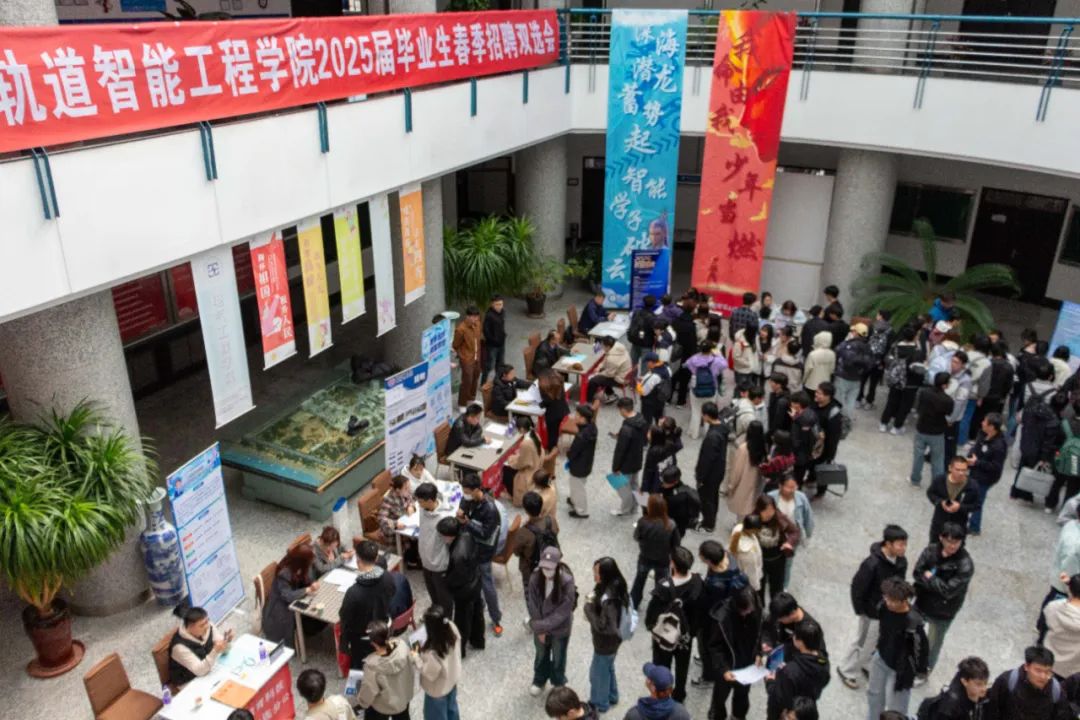 自拍偷拍
举办2025届毕业生春季招聘双选会