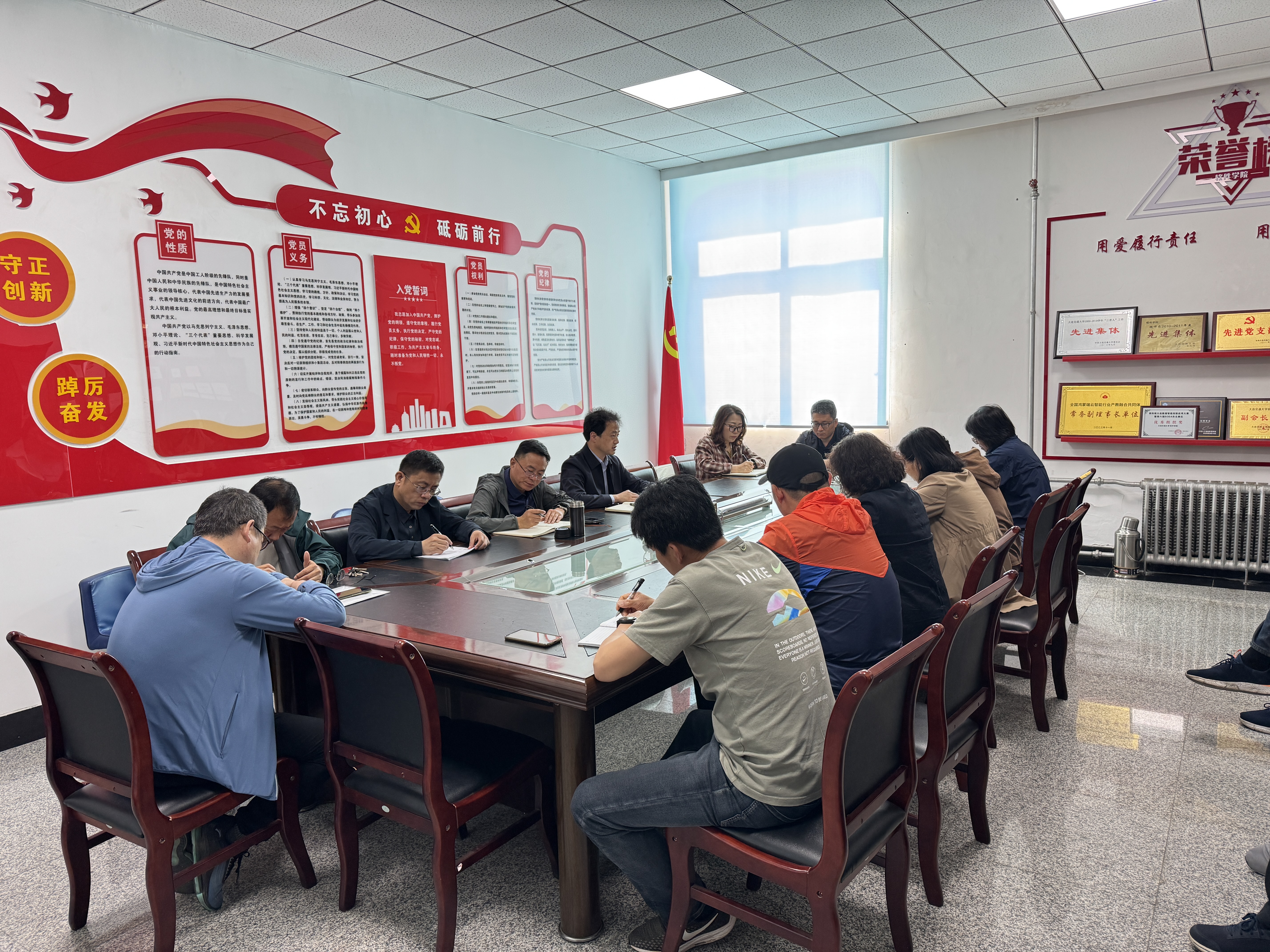 自拍偷拍
贯彻落实学校党委三届二次全会精神